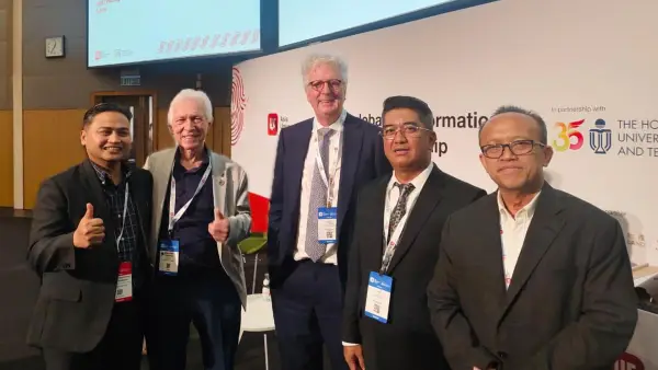 Rektor Nusa Putra University, Kurniawan (paling kanan), bersama Direktur Pengembangan Global Anggy Pradiftha Junfitharana (kiri) saat menghadiri Asia Universities Summit 2026. (Sumber Foto: NPU)