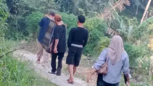 Warga Kampung Cidahu, Desa Tanjungsari, Kecamatan Jampangtengah, Kabupaten Sukabumi, menandu seorang pasien sejauh sekitar 1 kilometer melewati jalan rusak. (Sumber Foto: Istimewa)