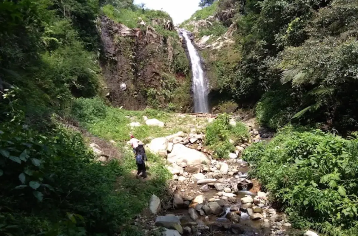 Curug Batlem atau Batu Lempar Cugenang, Cianjur