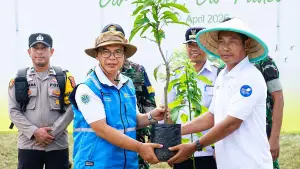 PT PLN IP UBP Jawa Barat 2 Palabuhanratu tanam pohon di lokasi rawan longsor di Desa Cidadap, Kecamatan Simpenan, Kabupaten Sukabumi. (Sumber Fptp: Istimewa)