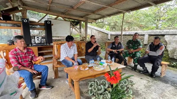 Anggoat DPRD Jabar Muhammad Jaenudin (tengah) saat kegiatan citra bhakti di Kelurahan Keramat, Kota Sukabumi, Jumat (24/4/2026) | Foto : Tim Adc