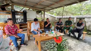 Anggoat DPRD Jabar Muhammad Jaenudin (tengah) saat kegiatan citra bhakti di Kelurahan Keramat, Kota Sukabumi, Jumat (24/4/2026) | Foto : Tim Adc