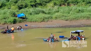 Warga Tegalbuleud Kabupaten Sukabumi saat mengais pasir mencari butiran emas di Nusa Teluk Jadi, pulau yang terbentuk akibat pendangkalan | Foto : Ragil Gilang