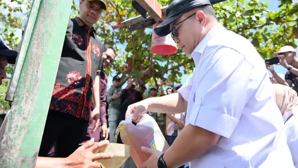 Kepala BRIN Arif Satria saat uji coba Petasol | Foto : dok.brin