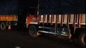 Truk ODOL terparkir usai disetop oleh warga saat melintas di ruas Jampangtengah - Kiaradua, Kabupaten Sukabumi | Foto : dok. warga