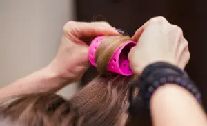 Ilustrasi, Cara Membuat Rambut Keriting Tanpa Catokan, Praktis dan Anti Ribet (Sumber : Freepik)