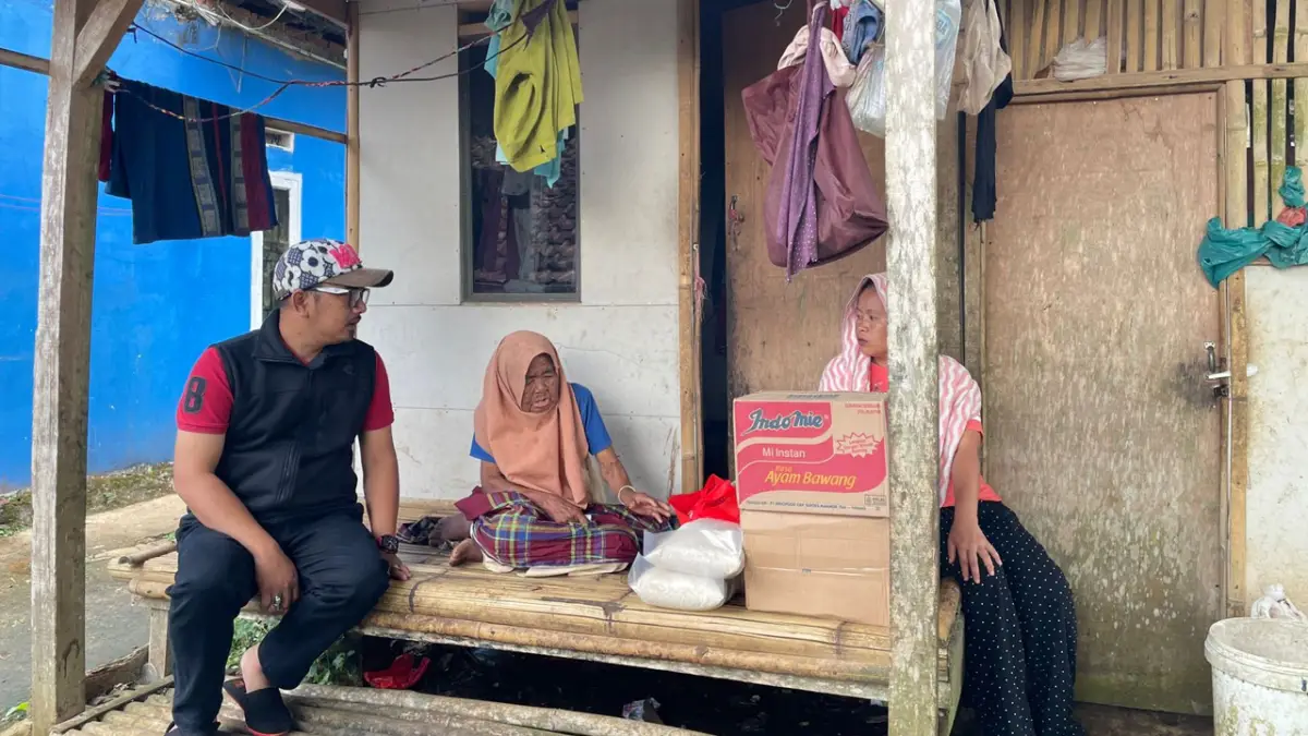 Dewan PDIP Bantu Lansia Sebatangkara Penghuni Rumah Reyot di Padaasih Sukabumi