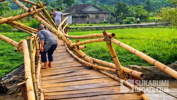 Warga harus miring saat melintasi jembatan caringin di gegerbitung yang kembali disapu banjir sungai cimandiri (Sumber: dok warga (edit by copilot))