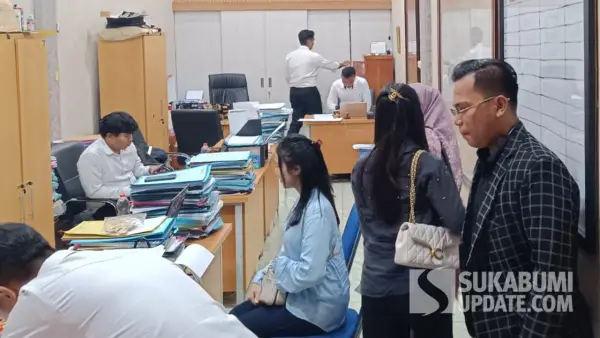 Korban penyalahgunaan foto pribadi menggunakan AI saat membuat laporan Polisi di Polres Sukabumi. Senin (27/4/2026). (Sumber: SU/Ilyas Supendi)