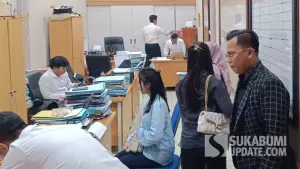 Korban penyalahgunaan foto pribadi menggunakan AI saat membuat laporan Polisi di Polres Sukabumi. Senin (27/4/2026). (Sumber: SU/Ilyas Supendi)