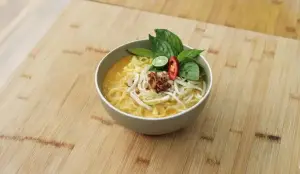 Resep Bihun Ayam Kuah Laksa, Hidangan Berkuah Gurih Wangi yang Bikin Penasaran (Sumber : Youtube | Devina Hermawan)