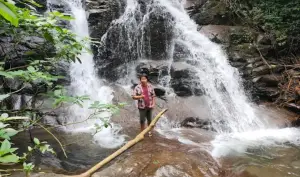 Cerita mengenai asal-usul Curug Batlem atau Batu Lempar yang ada di Cugenang, Cianjur, air terjun cantik di kaki Gunung Gede Pangrango (Sumber : Gmaps /Andre  Sumendap)