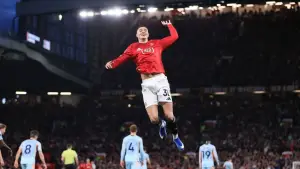 Selebrasi Benjamin Sesko setelah berhasil mencetak gol untuk Manchester United ke gawang Brentford (Sumber: web/espn.com)