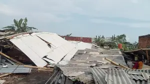 Penampakan los atau gudang mebel di Cisaat, Sukabumi yang hancur usai diterjang hujan dan angin kencang. (Sumber: Istimewa)