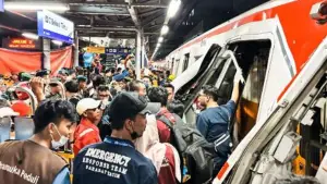 Evakuasi kecelakaan kereta api di Stasiun Bekasi Timur. Senin (27/4/2026). (Sumber Foto: Dokumentasi KAI.)
