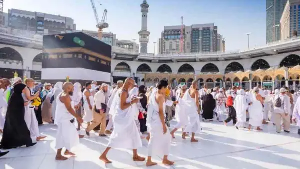 Ilustrasi umrah di tanah suci mekkah. (Sumber: Freepik)