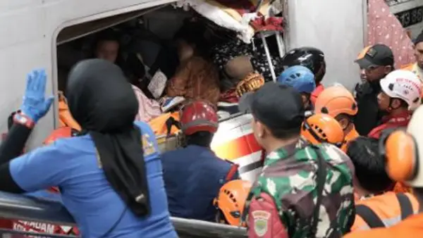 Proses evakuasi korban kecelakaan KA Argo Bromo Anggrek vs KRL Commuter Line di Bekasi. (Sumber: Dokumen KAI)