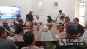 Audiensi warga Tangkil bersama pihak PT Bogorindo menuntut perbaikan jalan. Selasa (28/4/2026). (Sumber: SU/Ibnu Sanubari)