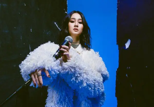 Lirik Lagu Aku Bukan Dia Keisya Levronka, Tentang Hubungan yang Jadi Pelampiasan (Sumber : Instagram/@keisyalevronka)