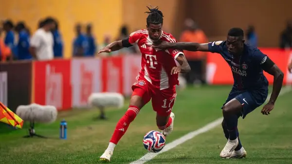 Duel Michael Olise dan Nuno Mendes di pertandingan Bayern Munchen vs PSG (Sumber: web/fcbayern.com)