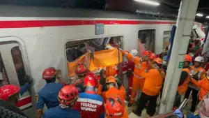 Proses evakuasi kecelakaan kereta di Stasiun Bekasi Timur. (Sumber Foto: Basarnas)