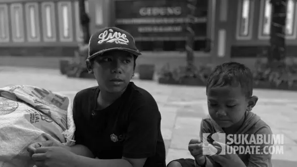 R, pemulung dan pemain badut di jalanan Kota Sukabumi | Foto : Sukabumiupdate/Turangga Anom