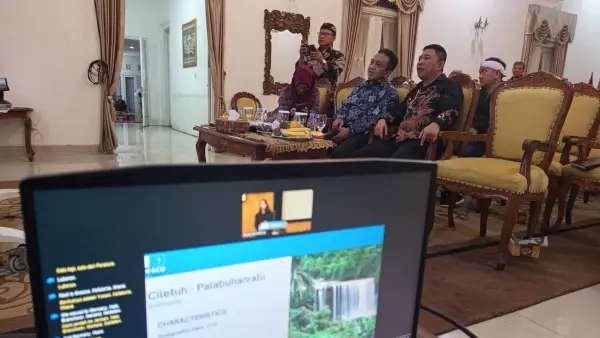 Wabup Andreas menyaksikan secara virtual pengumuman UNESCO terkait penetapan kembali Geopark Ciletuh-Palabuhanratu Sukabumi sebagai bagian dari UNESCO Global Geopark dengan status green card. (Sumber : FB Pemkab Sukabumi)