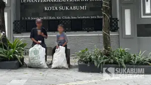 R dan adiknya, pemulung dan pemain badut di jalanan Kota Sukabumi | Foto : Sukabumiupdate/Turangga Anom