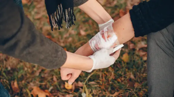 Ilustrasi. Cara Merawat Luka agar Tidak Berbekas, Ini Langkah yang Tepat! (Sumber : Freepik/@prostooleh)