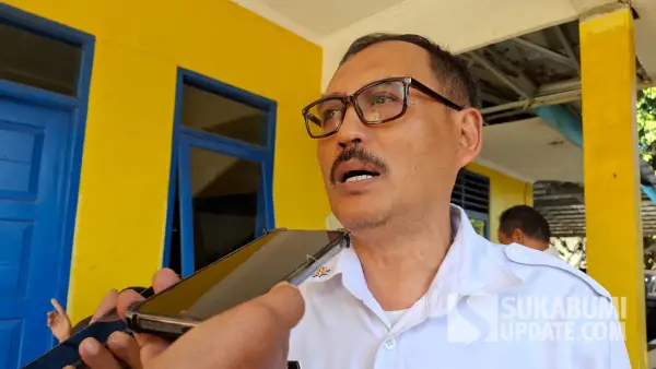 Kepala Dinas PU Kabupaten Sukabumi, Uus Pirdaus saat diwawancarai. (Sumber: SU/Ragil Gilang)