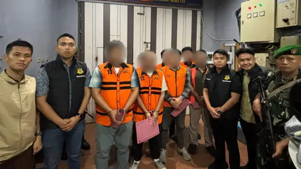 8 tersangka kasus dugaan korupsi bank plat merah di Sukabumi dibawa ke lapas (Sumber: dok kejari cibadak)