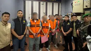 8 tersangka kasus dugaan korupsi bank plat merah di Sukabumi dibawa ke lapas (Sumber: dok kejari cibadak)