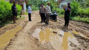 Kondisi jalan rusak di Desa Sukatani Kabupaten Sukabumi (Sumber: dok warga)