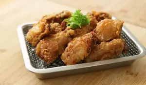 Resep Sayap Ayam Goreng Terasi Khas Singapura, Hidangan Wangi Renyah yang Menggoda (Sumber : Youtube | Devina Hermawan)