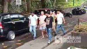 Anwar Satibi ayah kandung Nizam saat digiring ke Rutan Polres Sukabumi untuk penahanan usai jadi tersangka penelentaran anak. (Sumber Foto: SU/Ilyas)