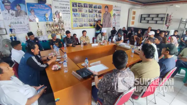Suasana mediasi antara warga dan pihak perusahaan peternakan sapi di kantor Desa Purwasari, Cicurug Sukabumi, Rabu (29/4/2026). (Sumber Foto: SU/Ibnu)