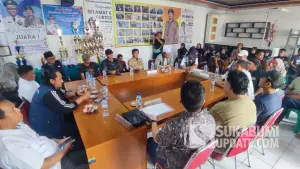 Suasana mediasi antara warga dan pihak perusahaan peternakan sapi di kantor Desa Purwasari, Cicurug Sukabumi, Rabu (29/4/2026). (Sumber Foto: SU/Ibnu)