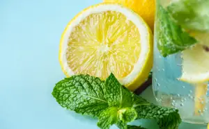 Ilustrasi. Manfaat Air Daun Mint dan Lemon di Pagi Hari, Bantu Lancarkan Pencernaan dan Detoks Tubuh (Freepik/@rawpixel)