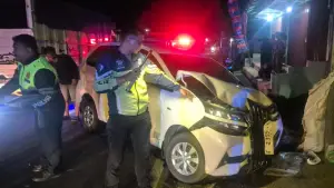 Polisi saat melakukan penanganan dalam peristiwa tabrakan mobil Avansa oleng menghantam Ambulans di Cibadak Sukabumi. Kamis (30/4/2026) dini hari. (Sumber: Istimewa)