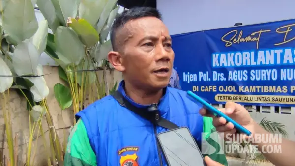 Ujang Suendi, Penanggung Jawab Ojol Sukabumi Utara saat diwawancarai. (Sumber: SU/Ibnu Sanubari)