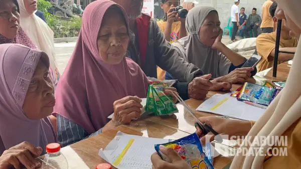 Warga Kebonmanggu, Kecamatan Gunungguruh, Kabupaten Sukabumi saat menukarkan sampah dengan kebutuhan sehari-hari. (Sumber: SU/Turangga Anom)