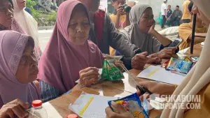 Warga Kebonmanggu, Kecamatan Gunungguruh, Kabupaten Sukabumi saat menukarkan sampah dengan kebutuhan sehari-hari. (Sumber: SU/Turangga Anom)