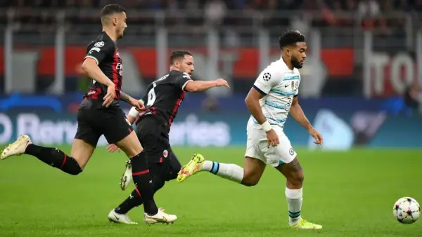 Aksi Reece James dibayang-bayangi Ismael Benacer di laga Chelsea menghadapi AC Milan (Sumber: web/chelsea.com)