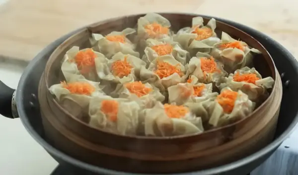 Resep Siomay Ayam Udang Jumbo dan Sambal Bawang Tauco, Cocok buat Libur Panjang (Sumber : Youtube | Devina Hermawan)