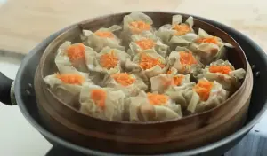 Resep Siomay Ayam Udang Jumbo dan Sambal Bawang Tauco, Cocok buat Libur Panjang (Sumber : Youtube | Devina Hermawan)
