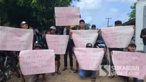 Aksi lanjutan warga Sukatani Surade Kabupaten Sukabumi, desak kades mundur (Sumber: sukabumiupdate)