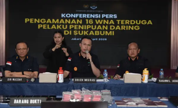 Dirjen Imigrasi Hendarsam Marantoko saat konfers pengamanan 16 WNA di Sukabumi, Kamis (30/4/2026). (Sumber Foto: Dok. Imigrasi)