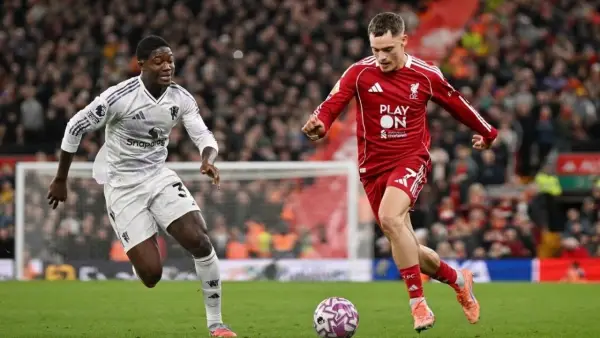 Aksi Kobbie Mainoo dan Florian Wirtz di laga Manchester United vs Liverpool (Sumber: web/liverpoolfc.com)