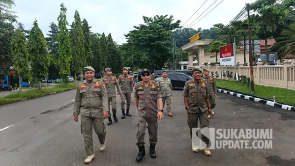 Kepala Satpol PP Kabupaten Sukabumi, Deni Yudono (tengah), bersama jajaran personel, usai mengikuti apel kesiapan pengamanan Mayday 2026 di Mapolres Sukabumi. (Sumber : SU/Ilyas).