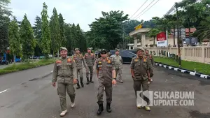 Kepala Satpol PP Kabupaten Sukabumi, Deni Yudono (tengah), bersama jajaran personel, usai mengikuti apel kesiapan pengamanan Mayday 2026 di Mapolres Sukabumi. (Sumber : SU/Ilyas).